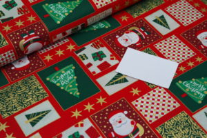 Baumwolle Webware Weihnachten Weihnachtsmänner Tannenbäume Sterne rot grün
