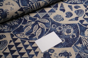 Canvas Dekostoff maritim Fische Muscheln Meer blau beige meliert