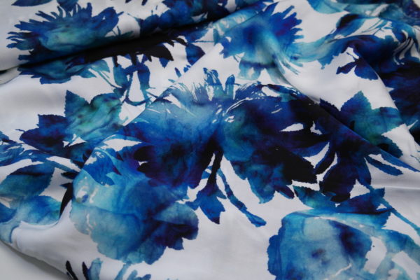 Viskose Webware Hilco Malte Blumen blau auf weiß