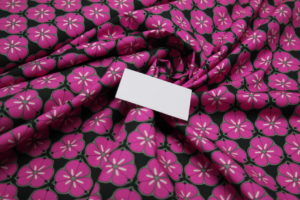 Baumwolle Webware Hilco Emilie Blumen pink auf schwarz