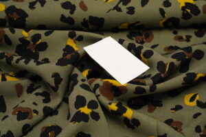 Viskose Twill Webware Leo Print grün