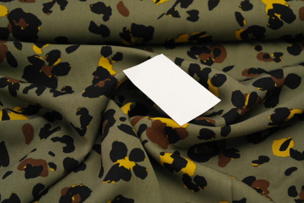 Viskose Twill Webware Leo Print grün